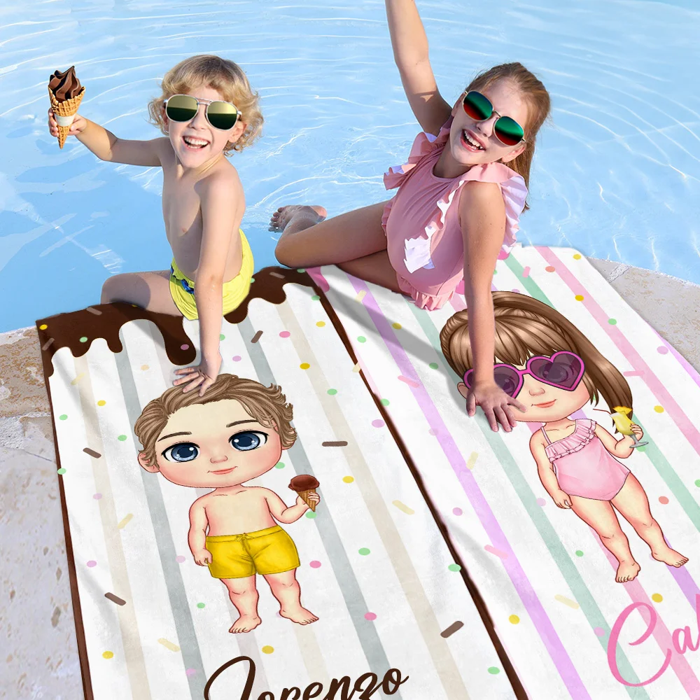 Telo da mare personalizzato per bambini con nome, un personaggio di cartone animato che tiene in mano il gelato e un sfondo divertente e carino.
