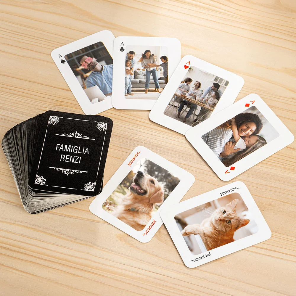 Un mazzo di carte da gioco personalizzate con foto e testo per famiglia o amici