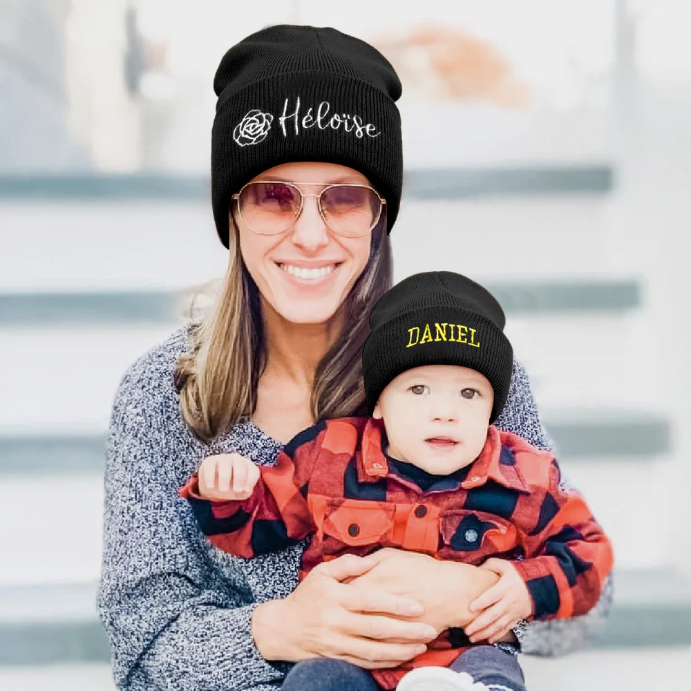 Cappello a maglia personalizzato con nome e fiore di nascita