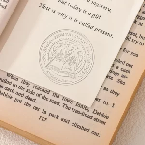 Read more about the article Rendi unica la tua libreria: guida ai migliori timbri a secco personalizzati per veri amanti dei libri