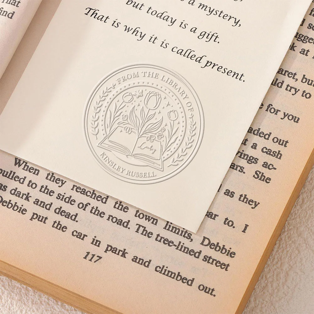 You are currently viewing Rendi unica la tua libreria: guida ai migliori timbri a secco personalizzati per veri amanti dei libri