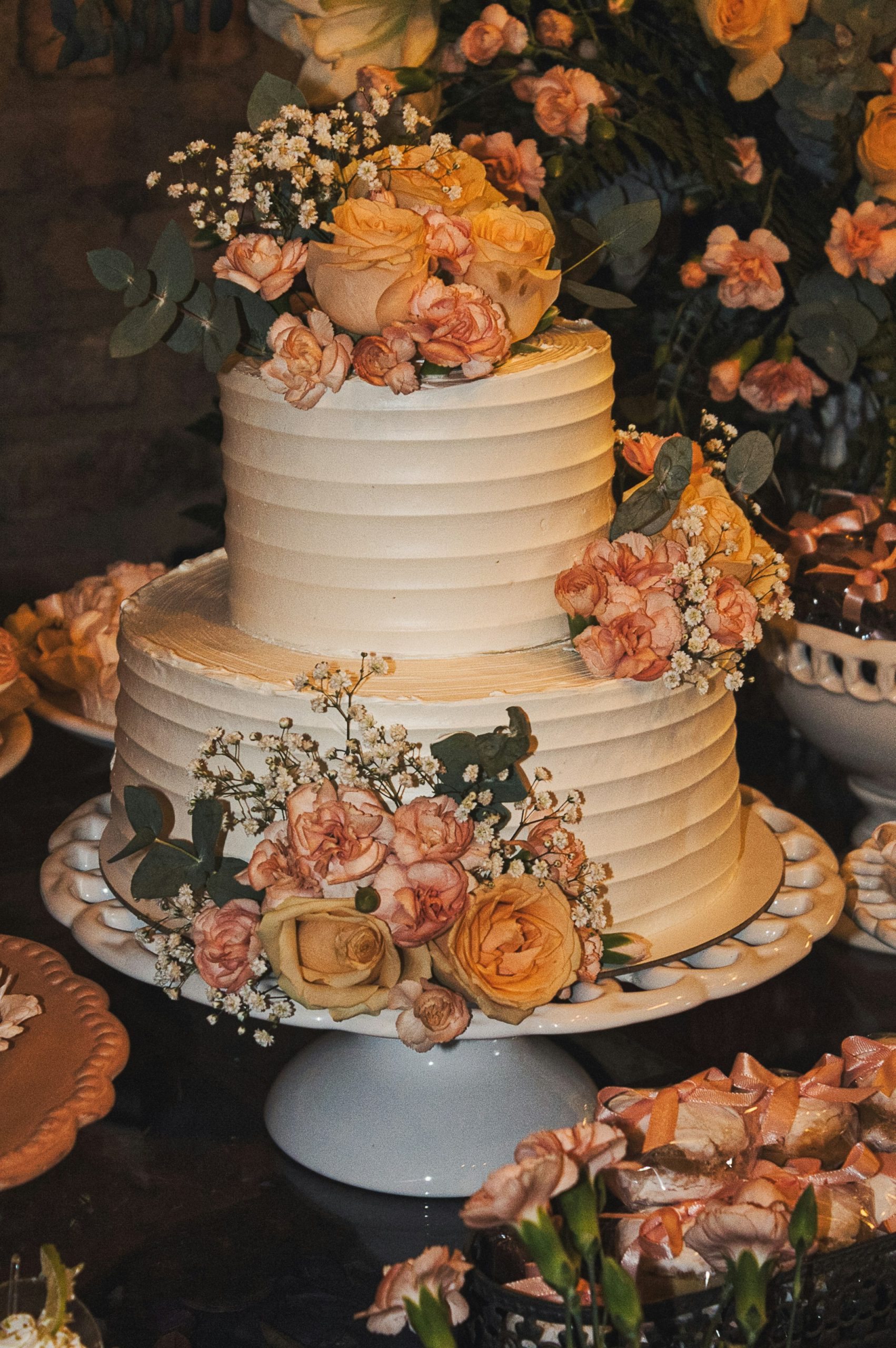 Decorazioni tavolo torta nuziale: le idee più chic per un allestimento scenografico