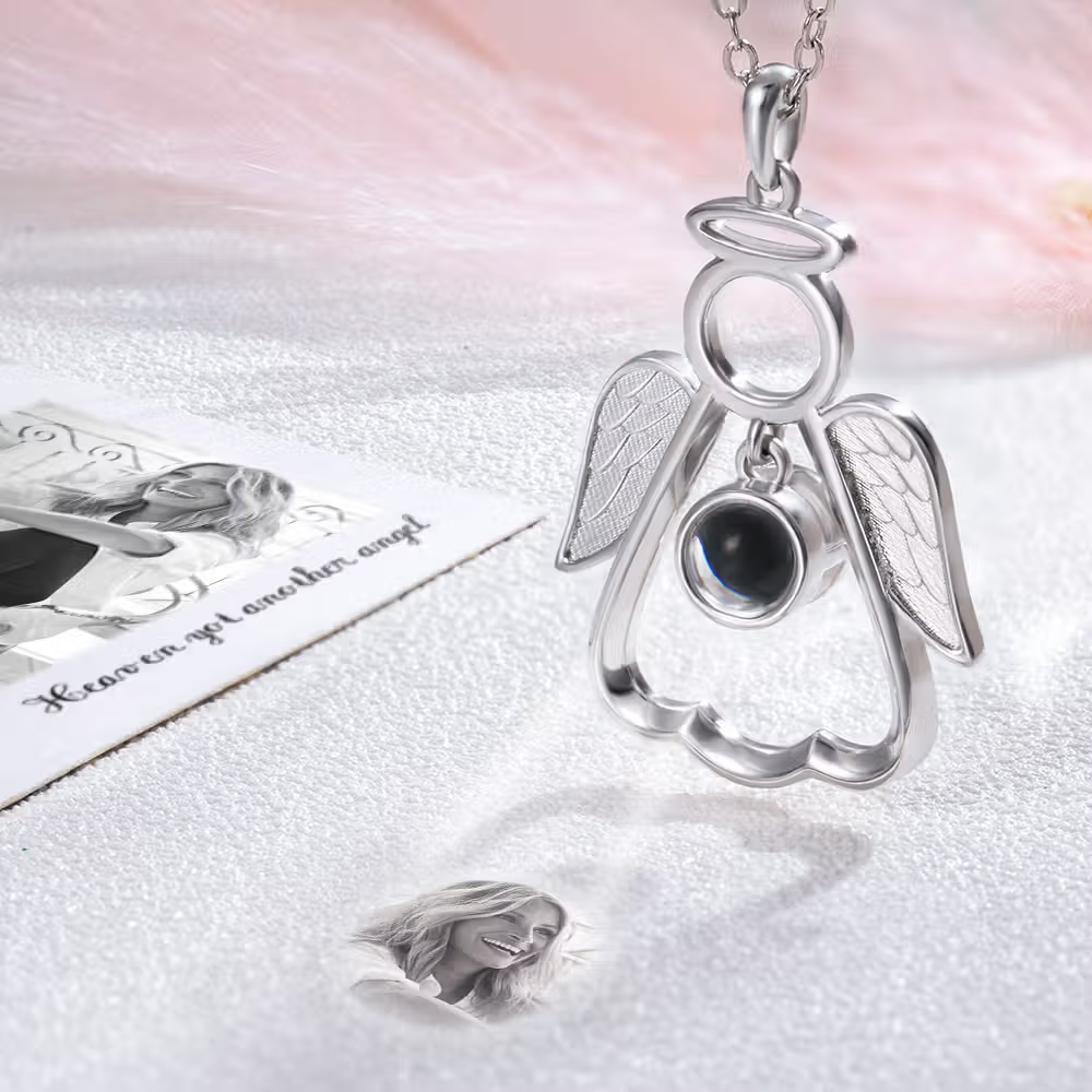 Come mantenere vivo il ricordo: guida alla collana commemorativa con proiezione di foto