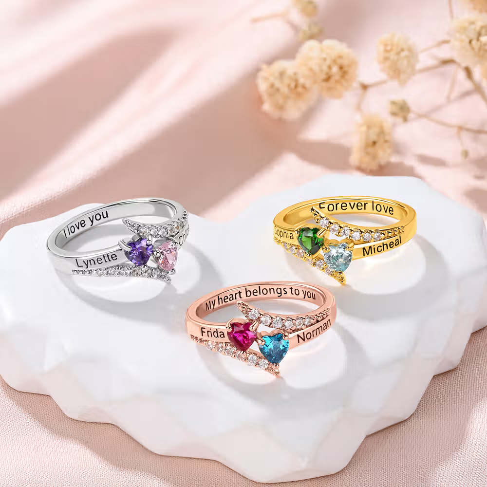 Due cuori intrecciati: l’anello promessa personalizzato con pietre di nascita