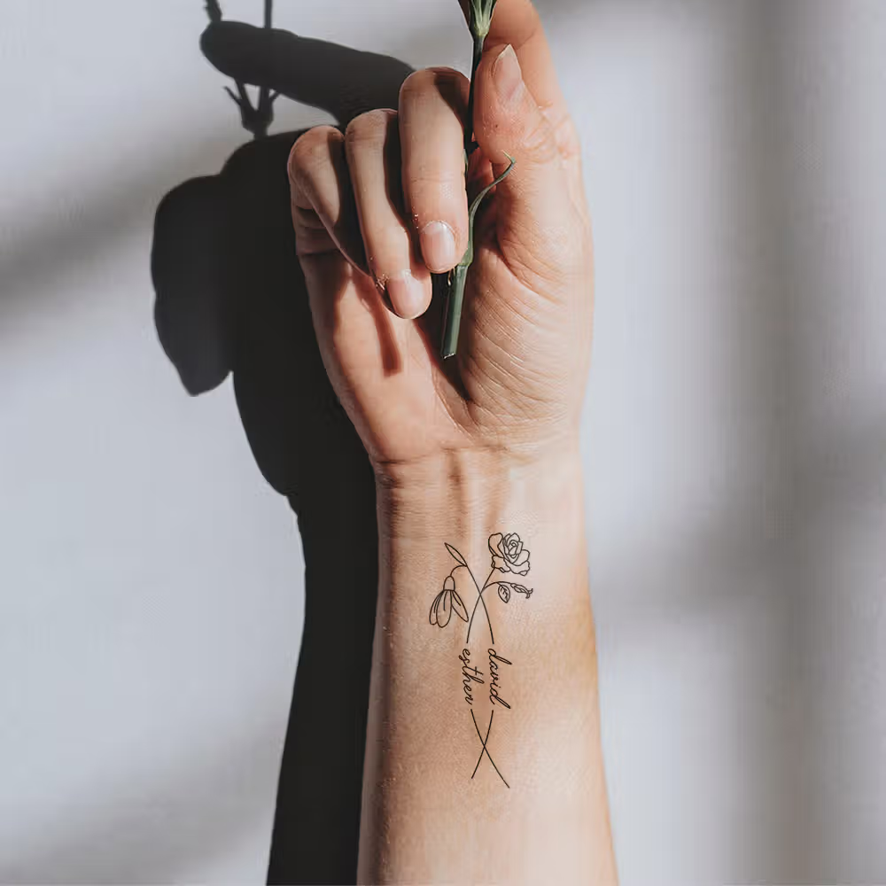 Guida al tatuaggio temporaneo personalizzato con fiori di nascita per celebrare i legami speciali