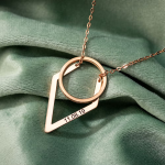 La soluzione elegante per custodire i tuoi anelli: la collana porta anelli geometrica