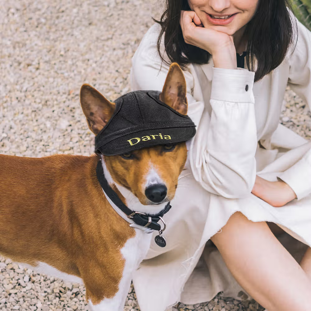 Passeggiate con stile: il cappellino da sole personalizzato per cani