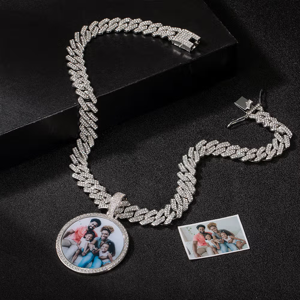 Stile Hip-Hop e ricordi preziosi: la collana cubana “Iced Out” personalizzata