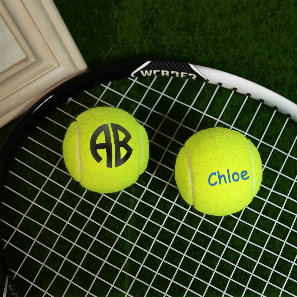 Stile in campo con le palline da tennis su misura