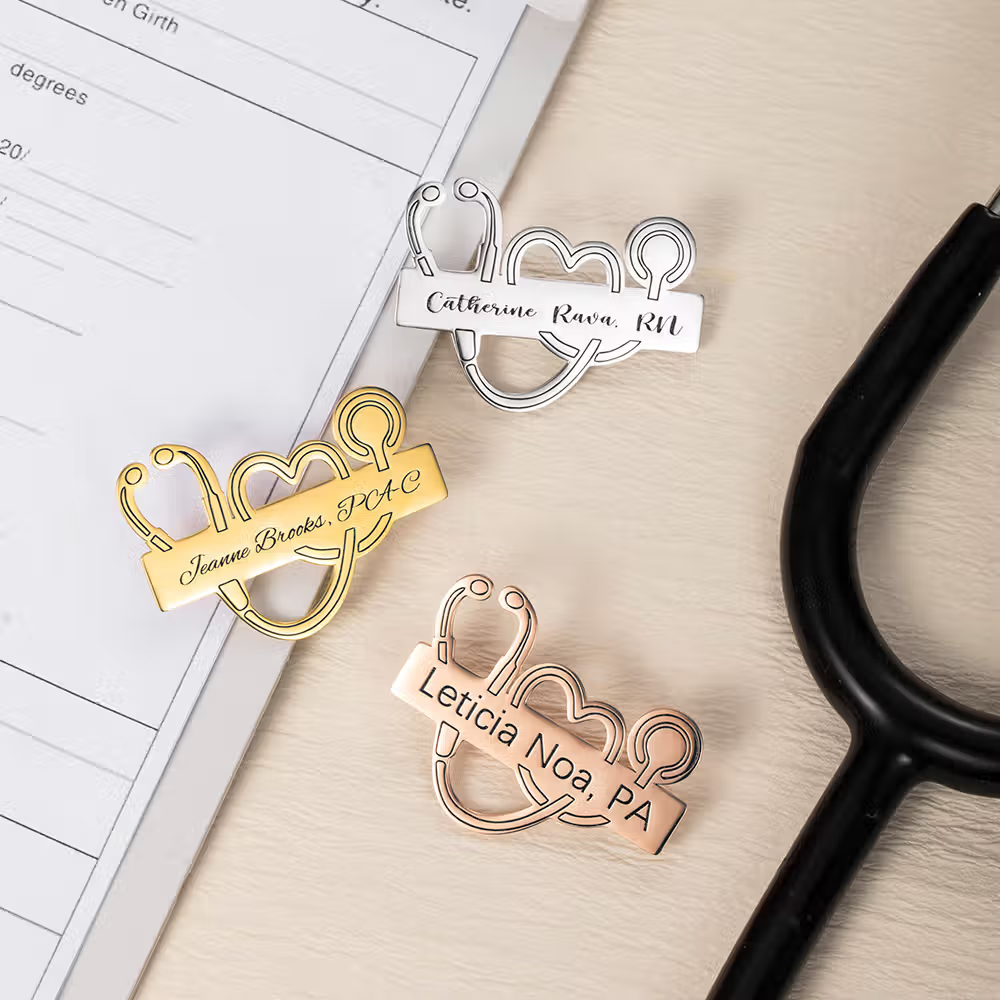 Un omaggio al cuore della medicina: la spilla stetoscopio personalizzata