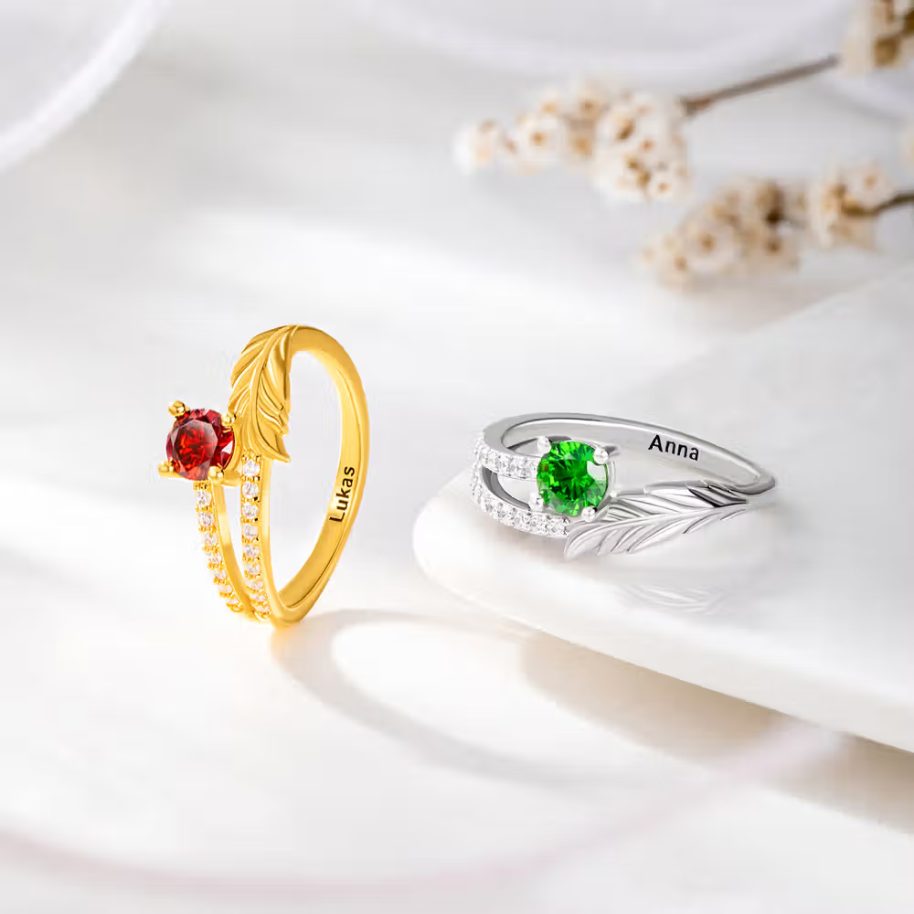 Anello personalizzato con piuma, pietra di nascita e testo inciso