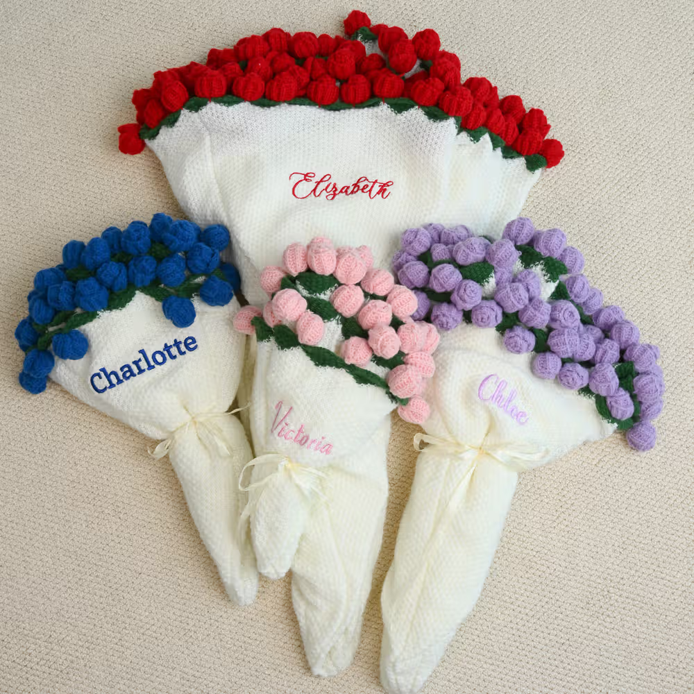Coperta con bouquet di rose all’uncinetto e nome ricamato per lei