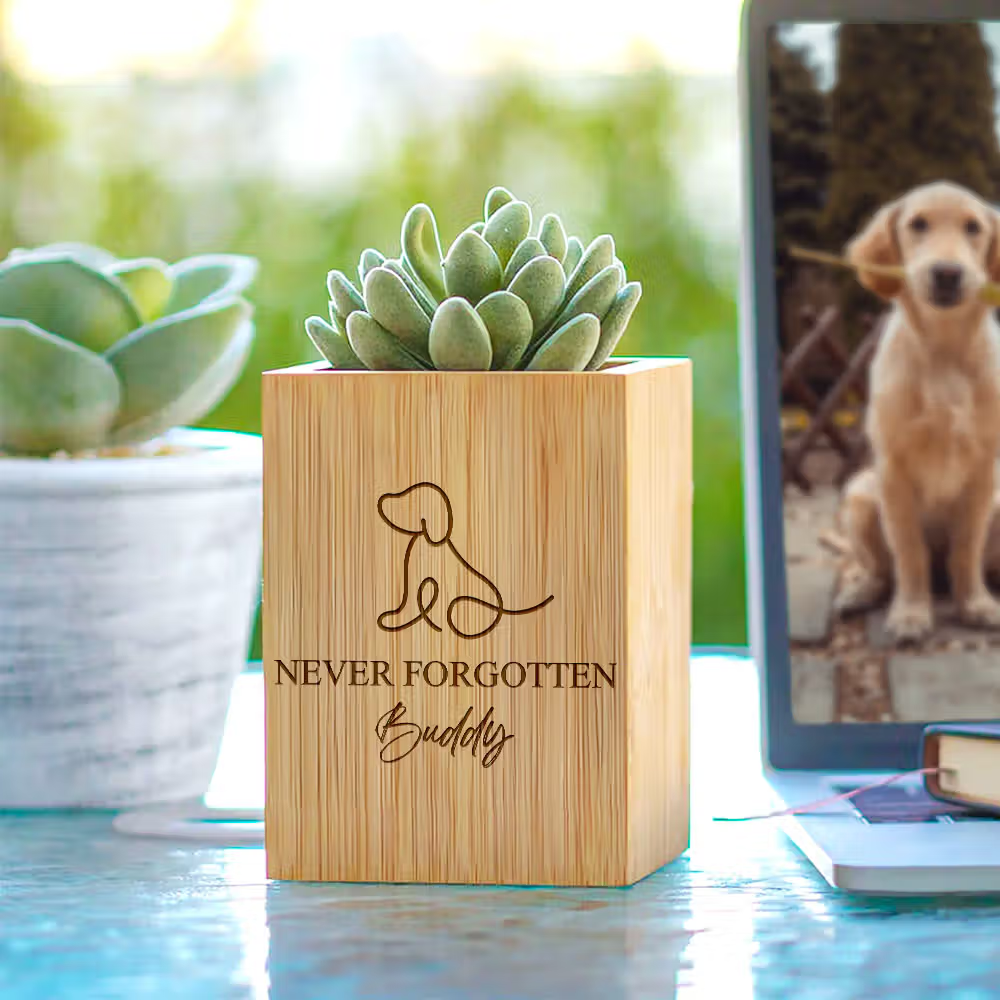 Vaso di fiori in legno personalizzato per ricordare un animale domestico