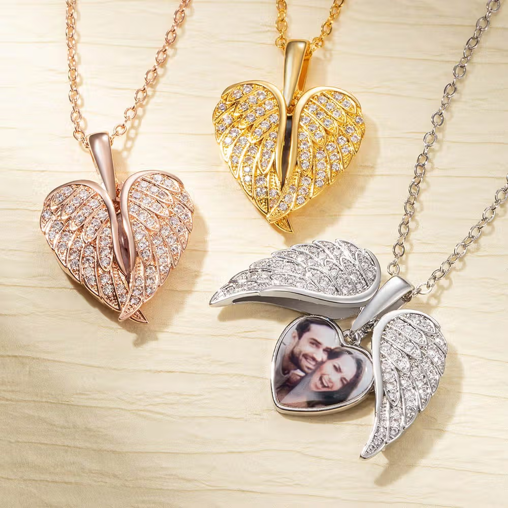 Collana con ciondolo personalizzato con foto a forma di cuore in zirconia cubica con ali